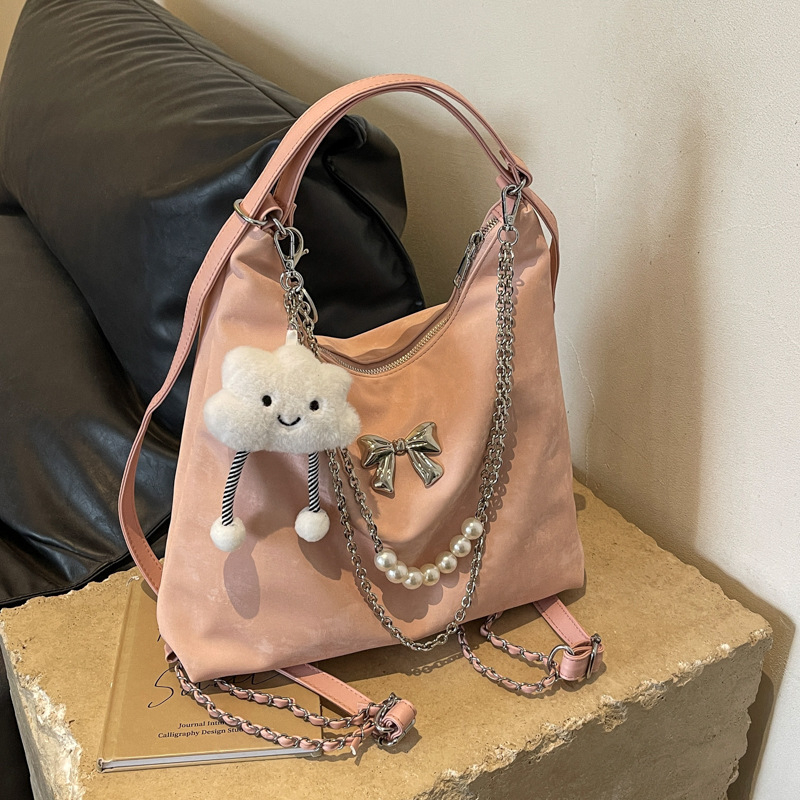 Női hátizsák – nagy kapacitású, szintetikus bőrből, PU bélés, cipzáras záródás, belső cipzáras zseb, laminált zseb, vízszintes négyzetes forma