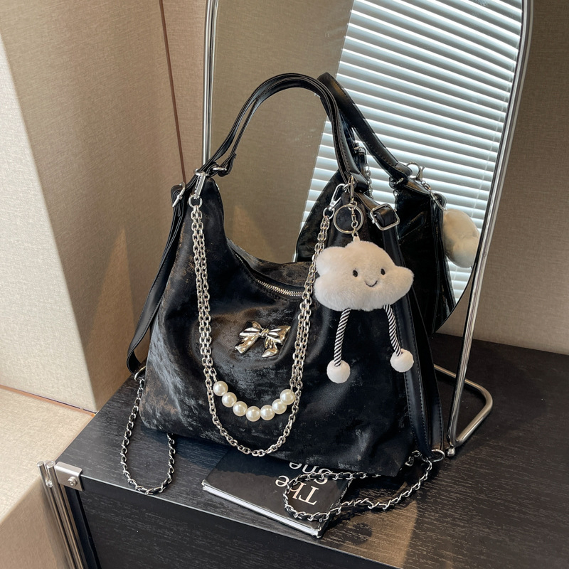 Női hátizsák – nagy kapacitású, szintetikus bőrből, PU bélés, cipzáras záródás, belső cipzáras zseb, laminált zseb, vízszintes négyzetes forma