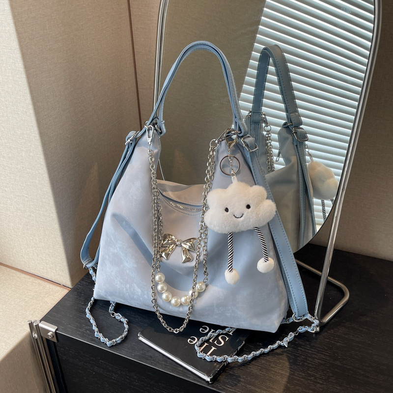 Női hátizsák – nagy kapacitású, szintetikus bőrből, PU bélés, cipzáras záródás, belső cipzáras zseb, laminált zseb, vízszintes négyzetes forma