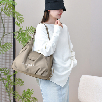 Vállon átívelő oldaltáska - Nylon; Cipzár; Horizontális négyzet alakú forma; Zsebes belső: cipzáras zseb és telefonzseb