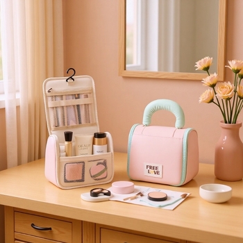Козметична чанта с голям капацитет, разделени слоеве и шити отделения, урбанистичен минималистичен стил, полиестерен външен слой и подплата, модел с букви, лека, подходяща за женски пътувания.