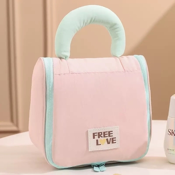 Козметична чанта с голям капацитет, разделени слоеве и шити отделения, урбанистичен минималистичен стил, полиестерен външен слой и подплата, модел с букви, лека, подходяща за женски пътувания.