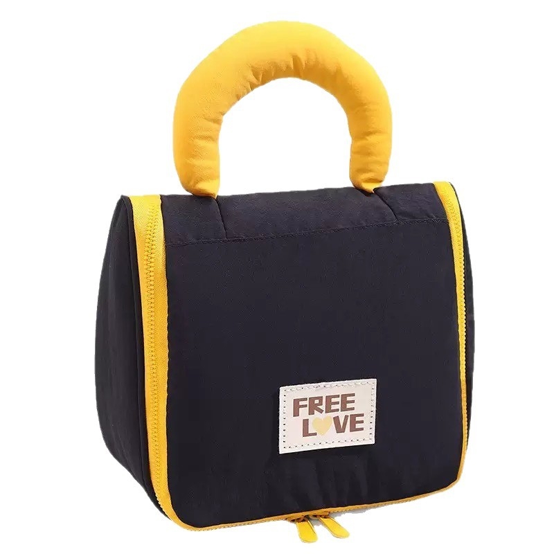 Козметична чанта с голям капацитет, разделени слоеве и шити отделения, урбанистичен минималистичен стил, полиестерен външен слой и подплата, модел с букви, лека, подходяща за женски пътувания.