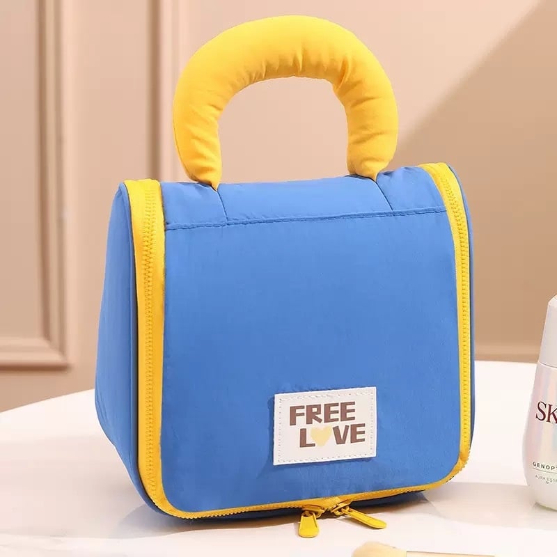 Козметична чанта с голям капацитет, разделени слоеве и шити отделения, урбанистичен минималистичен стил, полиестерен външен слой и подплата, модел с букви, лека, подходяща за женски пътувания.