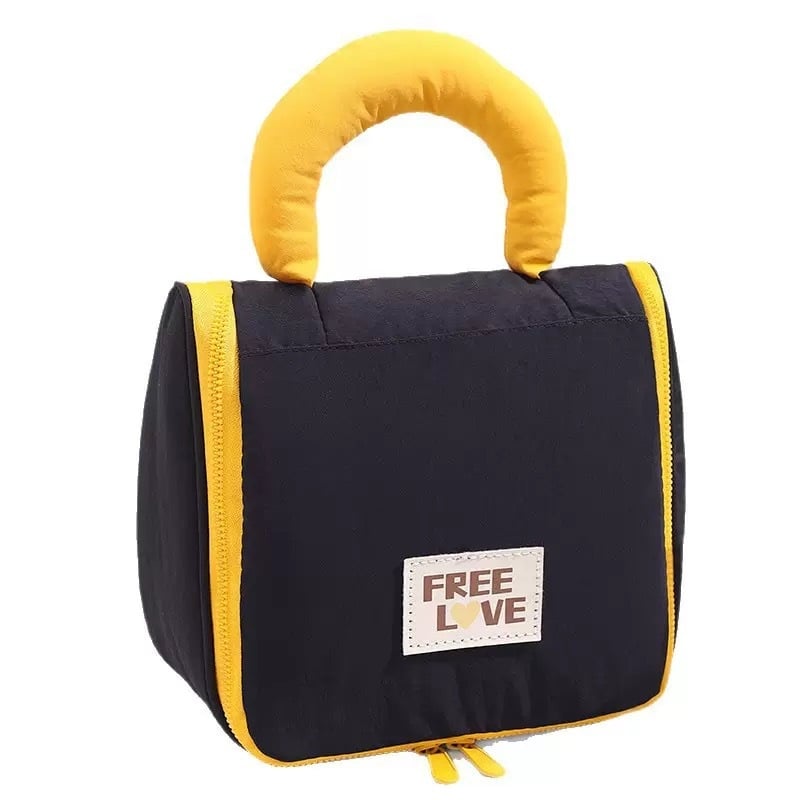 Козметична чанта с голям капацитет, разделени слоеве и шити отделения, урбанистичен минималистичен стил, полиестерен външен слой и подплата, модел с букви, лека, подходяща за женски пътувания.