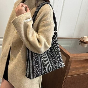 Etnički stil crossbody hobó torba, velika kapaciteta, platnena torba, horizontalni kvadratni oblik, zatvarač na zip, podstava od poliestera