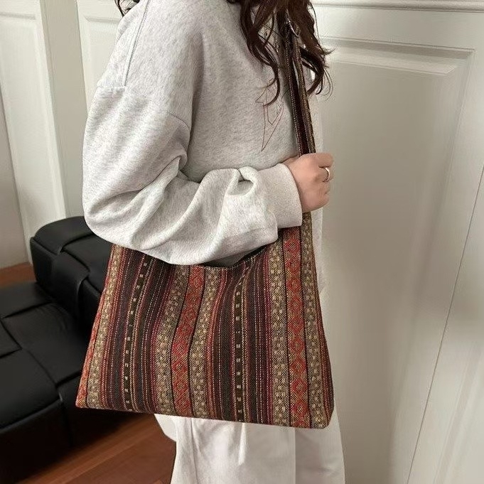 Etnički stil crossbody hobó torba, velika kapaciteta, platnena torba, horizontalni kvadratni oblik, zatvarač na zip, podstava od poliestera