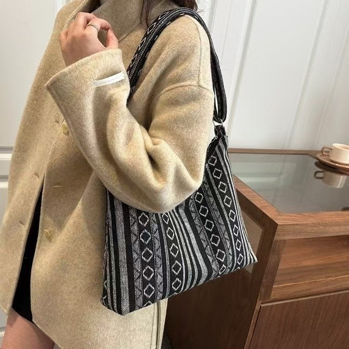 Etnički stil crossbody hobó torba, velika kapaciteta, platnena torba, horizontalni kvadratni oblik, zatvarač na zip, podstava od poliestera