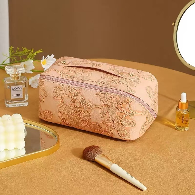 PU bőrből készült kozmetikai táska, nagy kapacitású, retro stílusú háromdimenziós relief mintával; vízálló, poliészter bélésű, hordozható