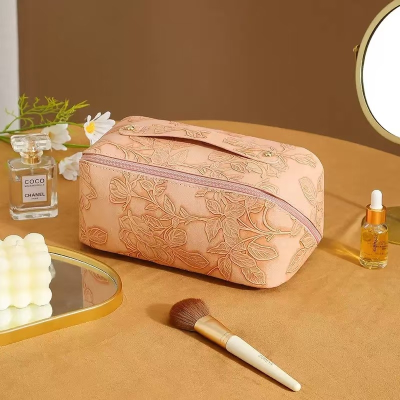 PU bőrből készült kozmetikai táska, nagy kapacitású, retro stílusú háromdimenziós relief mintával; vízálló, poliészter bélésű, hordozható