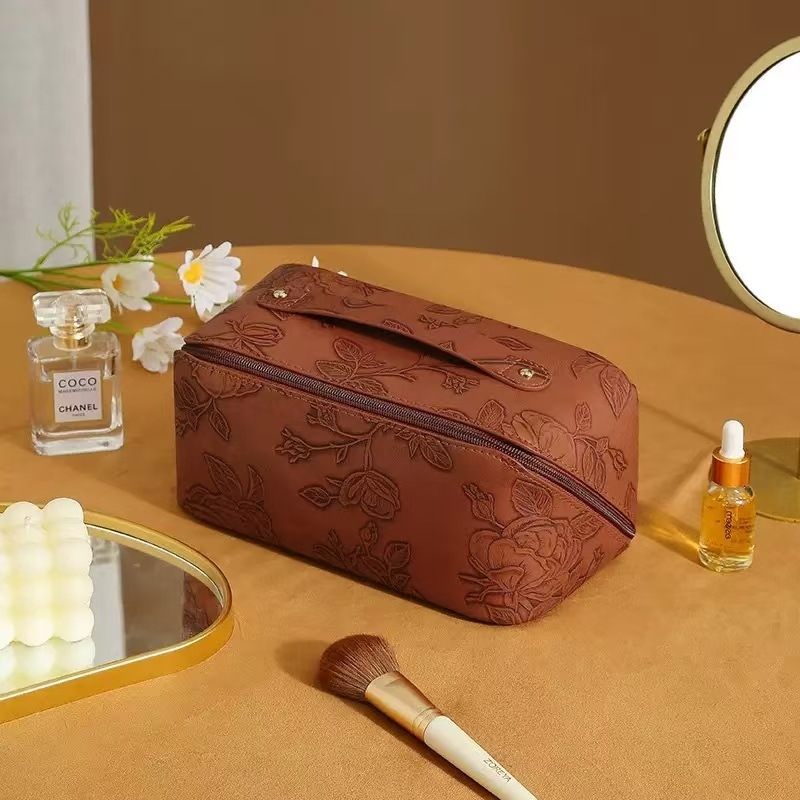 PU bőrből készült kozmetikai táska, nagy kapacitású, retro stílusú háromdimenziós relief mintával; vízálló, poliészter bélésű, hordozható