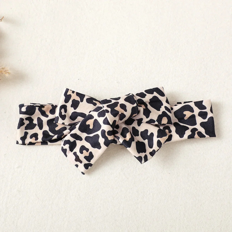 Популярен комплект детски дрехи в европейски и американски стил INS: черен гащеризон с копчета, панталон с леопардов принт, комплект от три части за пролетта и есента. (Трансгранична електронна търговия)