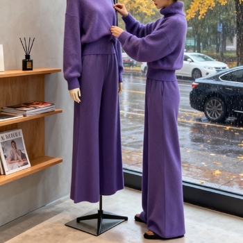 Дамски ежедневен комплект костюм 2025 Нов зимен корейски стил Модерен мързелив стил Лилав пуловер с висока яка и широки панталони Комплект от две части