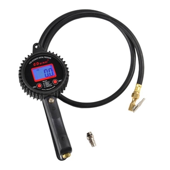 Riepu spiediena mērītājs ar digitālo displeju un fona apgaismojumu; riepu spiediena mērītājs ar piepūšanas uzgali un sūkņa izvēles sviru.