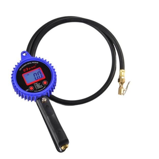 Riepu spiediena mērītājs ar digitālo displeju un fona apgaismojumu; riepu spiediena mērītājs ar piepūšanas uzgali un sūkņa izvēles sviru.