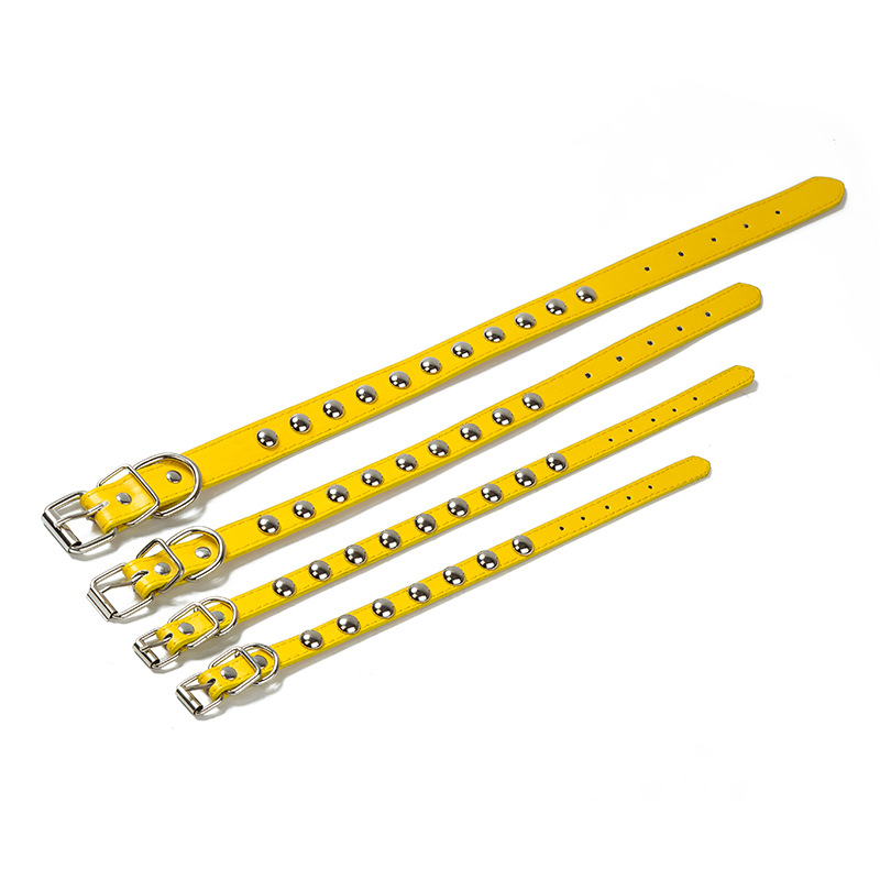 Gomba alakú, narancssárga fűzőlyukakkal kirakott műbőr kisállatnyakörvek közvetlen gyári értékesítése, sokoldalúak és több színben kaphatók, pórázzal ellátott kutyanyakörvek, nagykereskedelemben kaphatók.