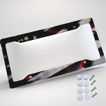 Okvir za registarsku pločicu automobila s uzorkom državne zastave – ABS materijal, model M2501 Color Flag; kompatibilan s US standardom vozila; mogućnost prilagođavanja.