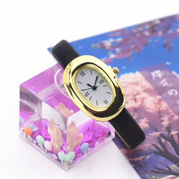 Női óra ovális számlappal, imitált bőrszíjjal — kvarc mozgás, analóg kijelző, tok ötvözetből