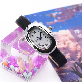 Női óra ovális számlappal, imitált bőrszíjjal — kvarc mozgás, analóg kijelző, tok ötvözetből