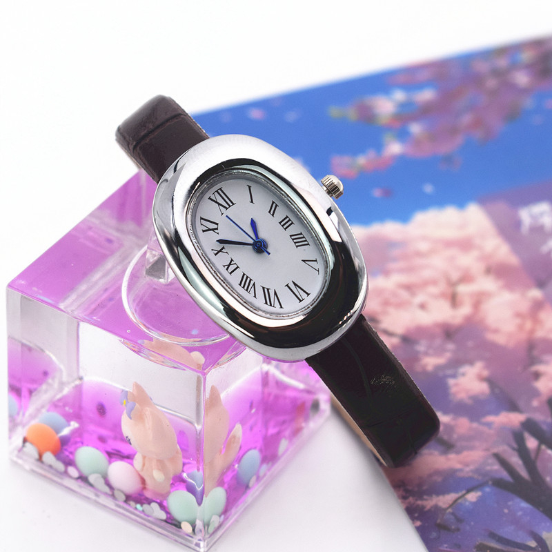 Női óra ovális számlappal, imitált bőrszíjjal — kvarc mozgás, analóg kijelző, tok ötvözetből