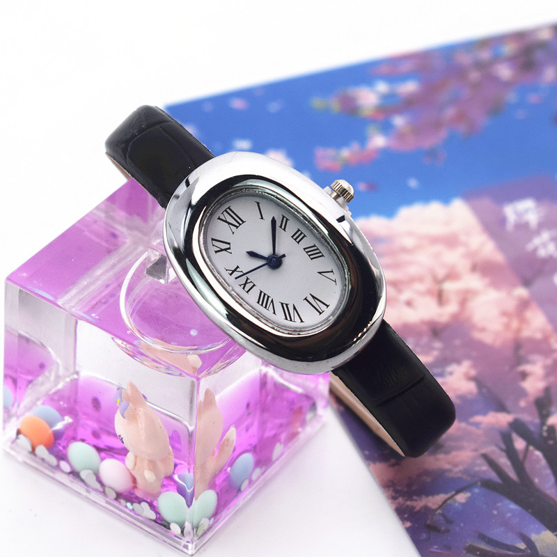 Női óra ovális számlappal, imitált bőrszíjjal — kvarc mozgás, analóg kijelző, tok ötvözetből