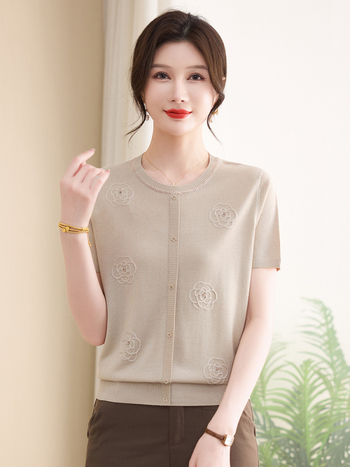 Жакард ice-silk трикотажен топ с кръгло деколте, къс ръкав, свободен силует, флорални мотиви, Lyocell-Cotton бленд (90–95% Tencel; Cotton ≤30%), пуловер