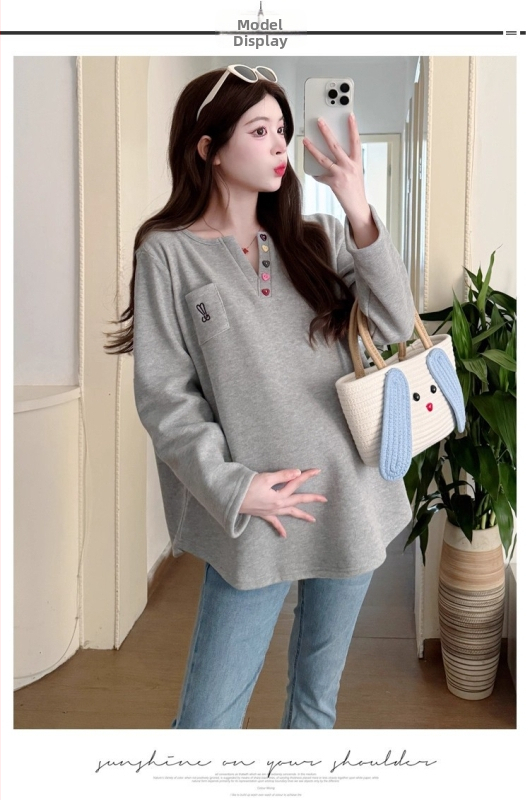 Grūtniecības top ar garām piedurknēm un polo apkakli, brīvs piegriezums, vidējā garuma 65-80 cm, poliesteris 95%+, izšūšana