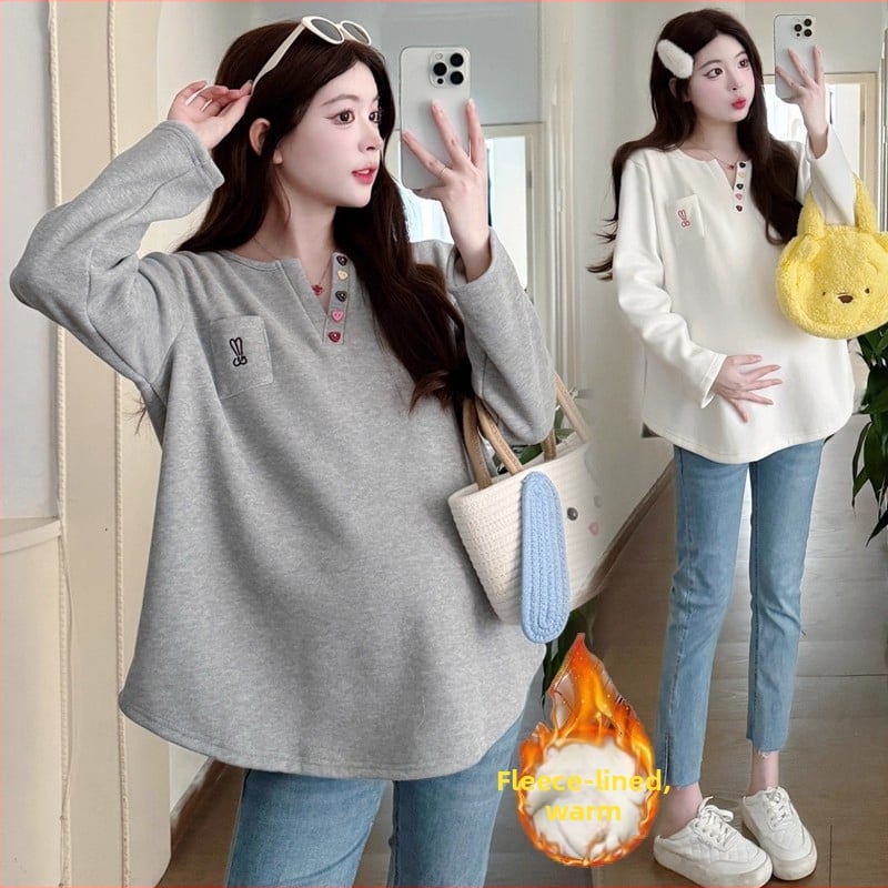 Grūtniecības top ar garām piedurknēm un polo apkakli, brīvs piegriezums, vidējā garuma 65-80 cm, poliesteris 95%+, izšūšana