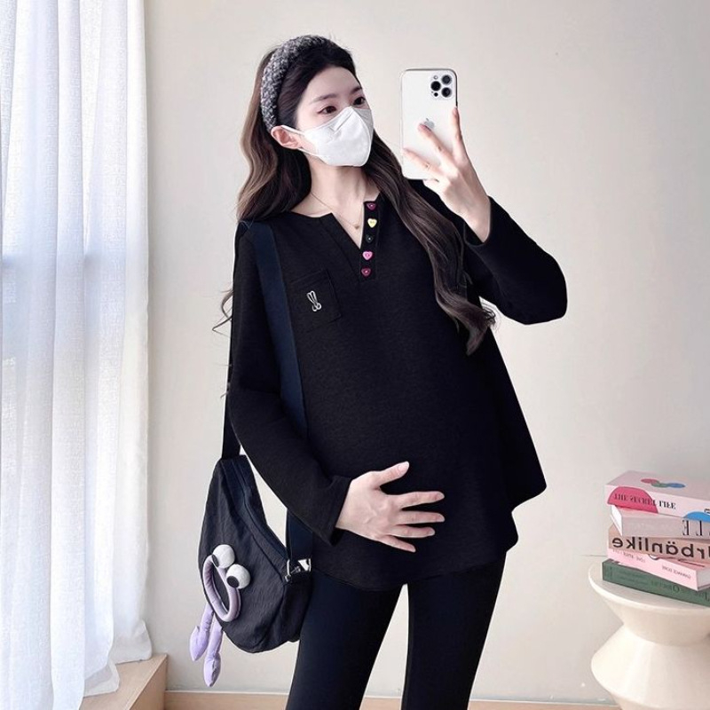 Grūtniecības top ar garām piedurknēm un polo apkakli, brīvs piegriezums, vidējā garuma 65-80 cm, poliesteris 95%+, izšūšana