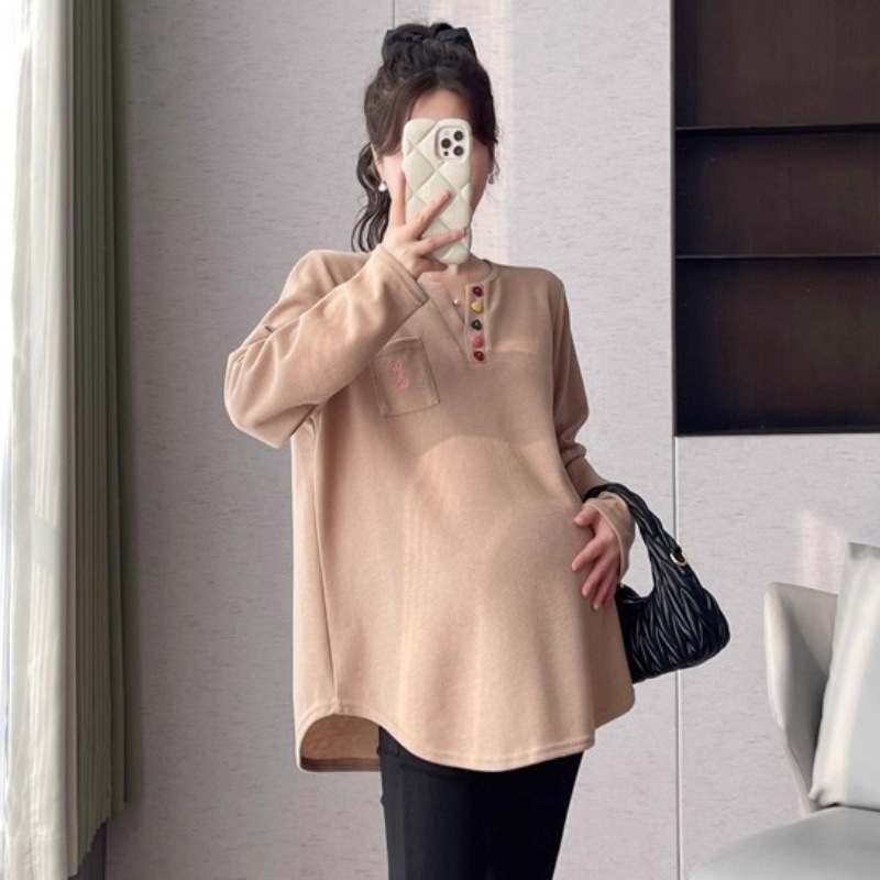 Grūtniecības top ar garām piedurknēm un polo apkakli, brīvs piegriezums, vidējā garuma 65-80 cm, poliesteris 95%+, izšūšana