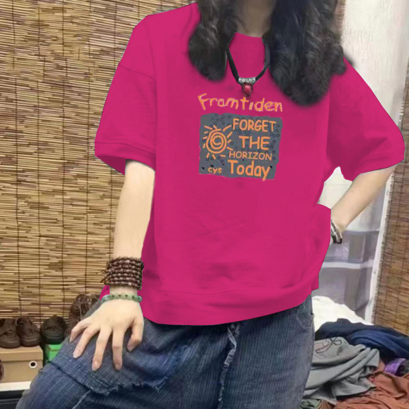 Дамска тениска от 100% памук, свободна кройка, къс ръкав, кръгло деколте, принт дизайн