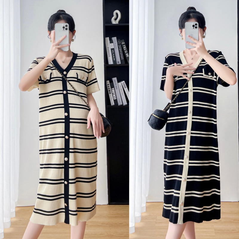 Grūtniecības adīta svārkota kleita ar svītrainu rakstu, A līnija, V kakla izgriezums, 3/4 piedurkas, poliesteris 50-70%, vasara 2025