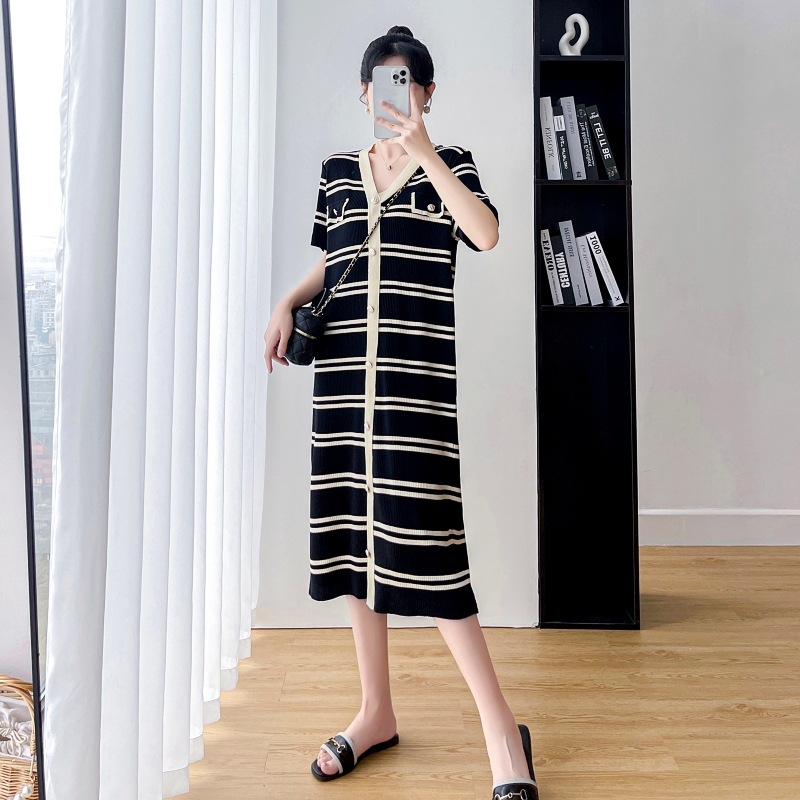 Grūtniecības adīta svārkota kleita ar svītrainu rakstu, A līnija, V kakla izgriezums, 3/4 piedurkas, poliesteris 50-70%, vasara 2025