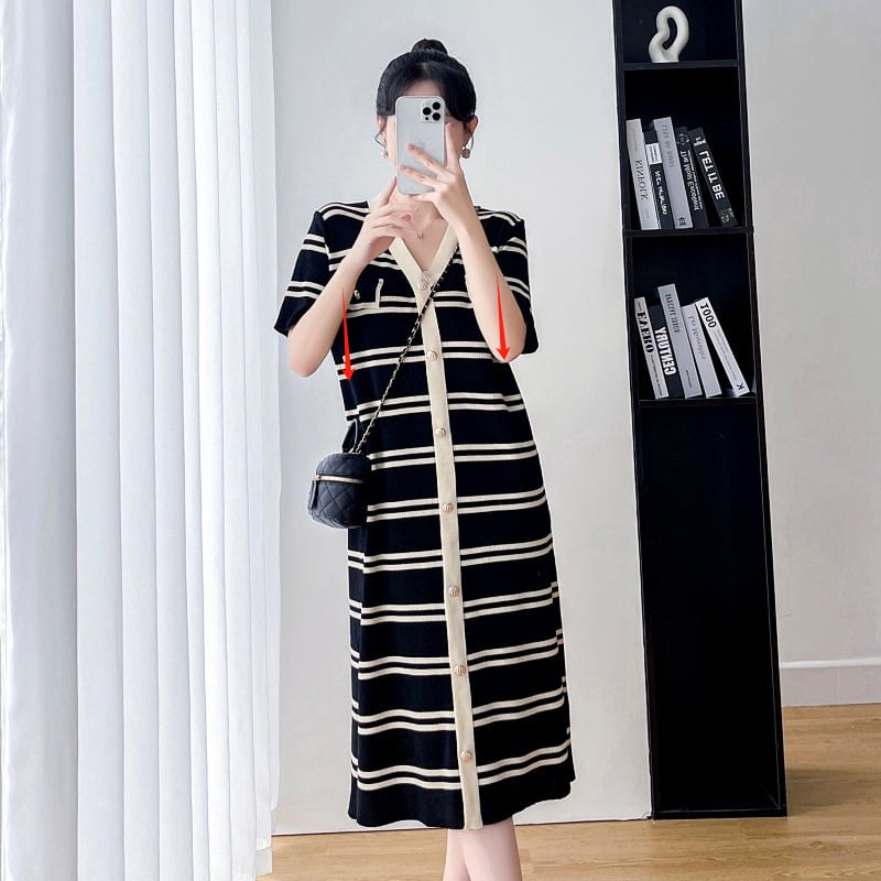 Grūtniecības adīta svārkota kleita ar svītrainu rakstu, A līnija, V kakla izgriezums, 3/4 piedurkas, poliesteris 50-70%, vasara 2025