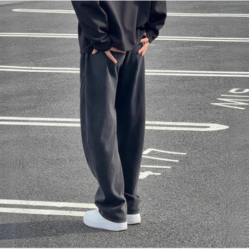 Visokokvalitetne muške hlače u stilu Old Money, premium dojam, sportsko-elegantan minimalistički opušten kroj.