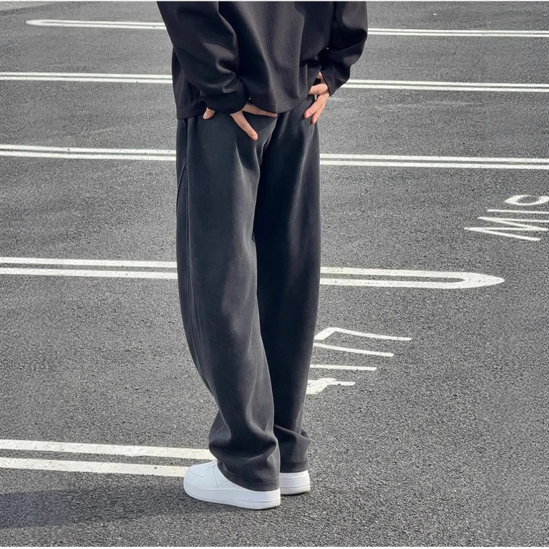 Visokokvalitetne muške hlače u stilu Old Money, premium dojam, sportsko-elegantan minimalistički opušten kroj.