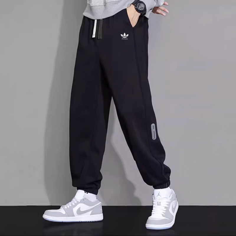 Muške sportske hlače s fleece podstavom, slobodan kroj, visokim strukom, vezivanje šnoru, mikroelastičnost