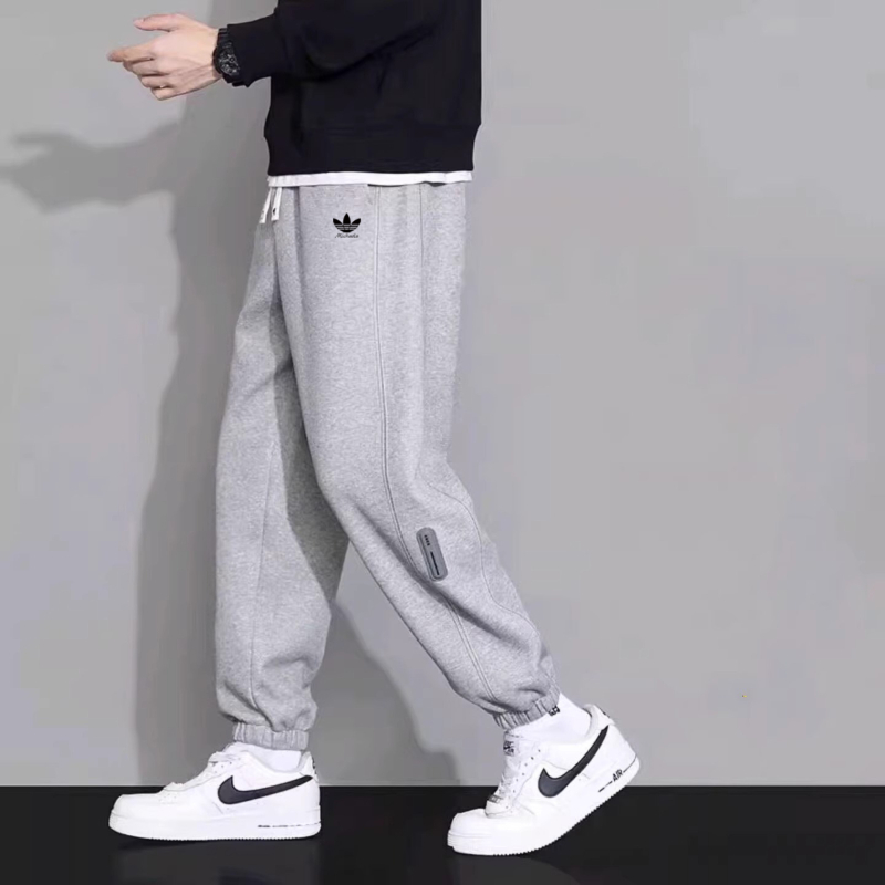Muške sportske hlače s fleece podstavom, slobodan kroj, visokim strukom, vezivanje šnoru, mikroelastičnost