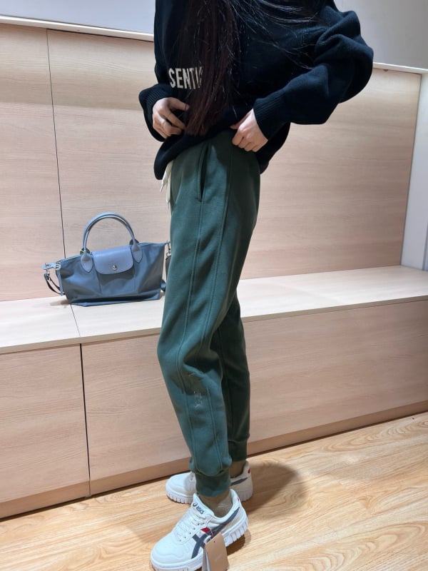 Vjetrovatne hlače s flecom, opuštene krojeve, srednje visok struk, materijal od pamuka u smeši