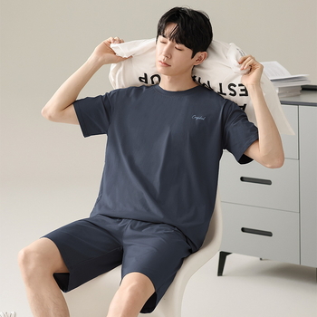 Vīriešu vasaras pidžamu komplekts: brīva piegriezne, īss piedurknēm top ar apaļu kaklu un vieglas bikses; sastāvs: viskoze 47,5%, poliesters 47,5%, spandeks 5%