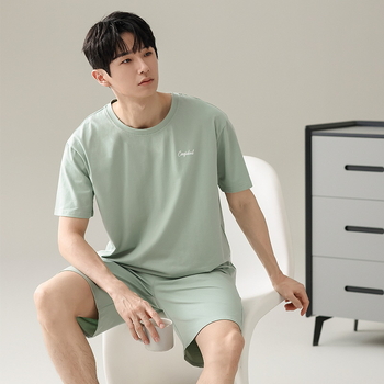 Vīriešu vasaras pidžamu komplekts: brīva piegriezne, īss piedurknēm top ar apaļu kaklu un vieglas bikses; sastāvs: viskoze 47,5%, poliesters 47,5%, spandeks 5%