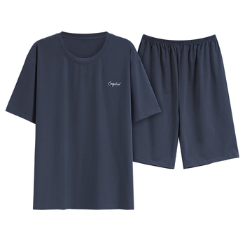 Vīriešu vasaras pidžamu komplekts: brīva piegriezne, īss piedurknēm top ar apaļu kaklu un vieglas bikses; sastāvs: viskoze 47,5%, poliesters 47,5%, spandeks 5%