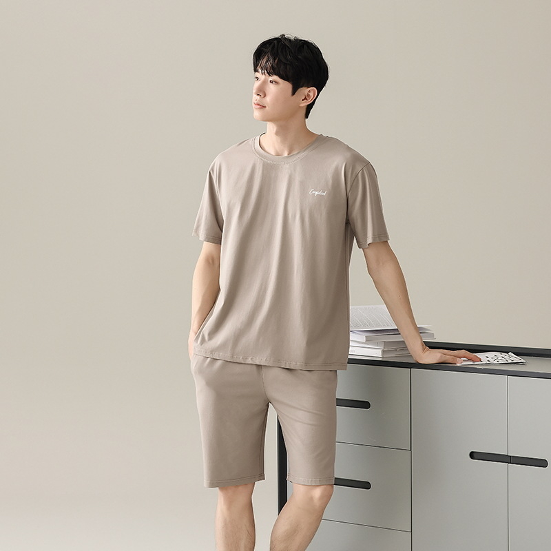 Vīriešu vasaras pidžamu komplekts: brīva piegriezne, īss piedurknēm top ar apaļu kaklu un vieglas bikses; sastāvs: viskoze 47,5%, poliesters 47,5%, spandeks 5%