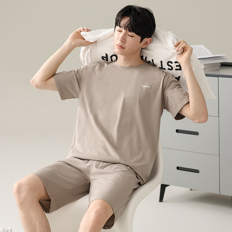 Vīriešu vasaras pidžamu komplekts: brīva piegriezne, īss piedurknēm top ar apaļu kaklu un vieglas bikses; sastāvs: viskoze 47,5%, poliesters 47,5%, spandeks 5%