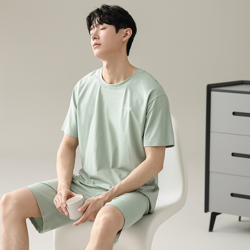 Vīriešu vasaras pidžamu komplekts: brīva piegriezne, īss piedurknēm top ar apaļu kaklu un vieglas bikses; sastāvs: viskoze 47,5%, poliesters 47,5%, spandeks 5%