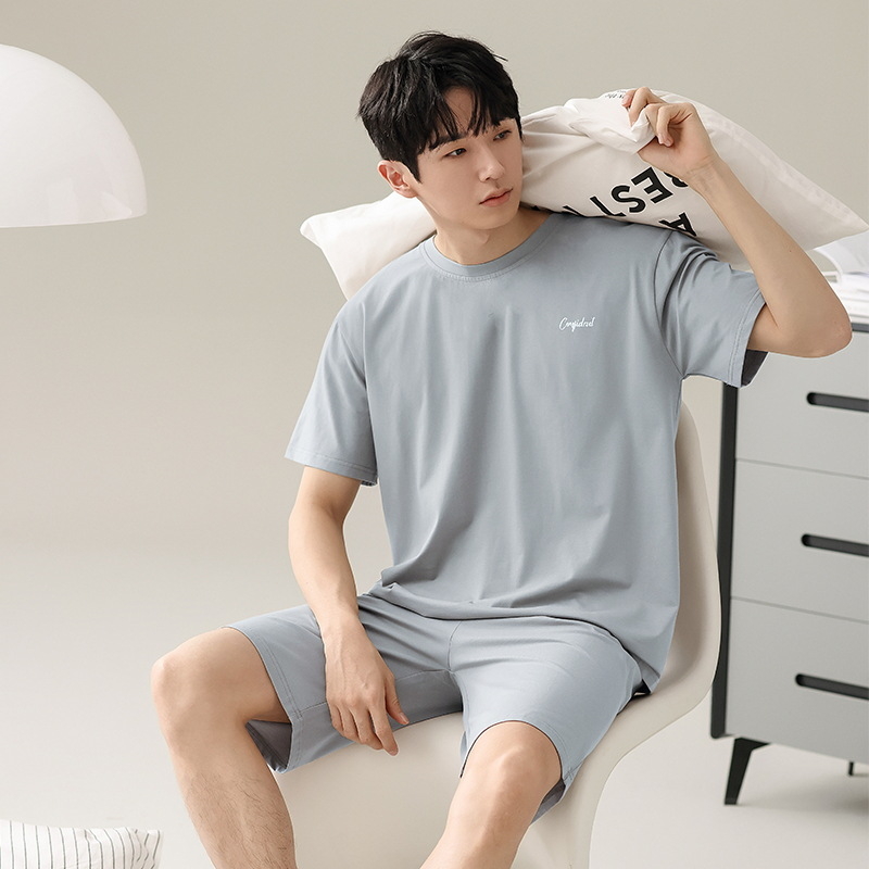Vīriešu vasaras pidžamu komplekts: brīva piegriezne, īss piedurknēm top ar apaļu kaklu un vieglas bikses; sastāvs: viskoze 47,5%, poliesters 47,5%, spandeks 5%