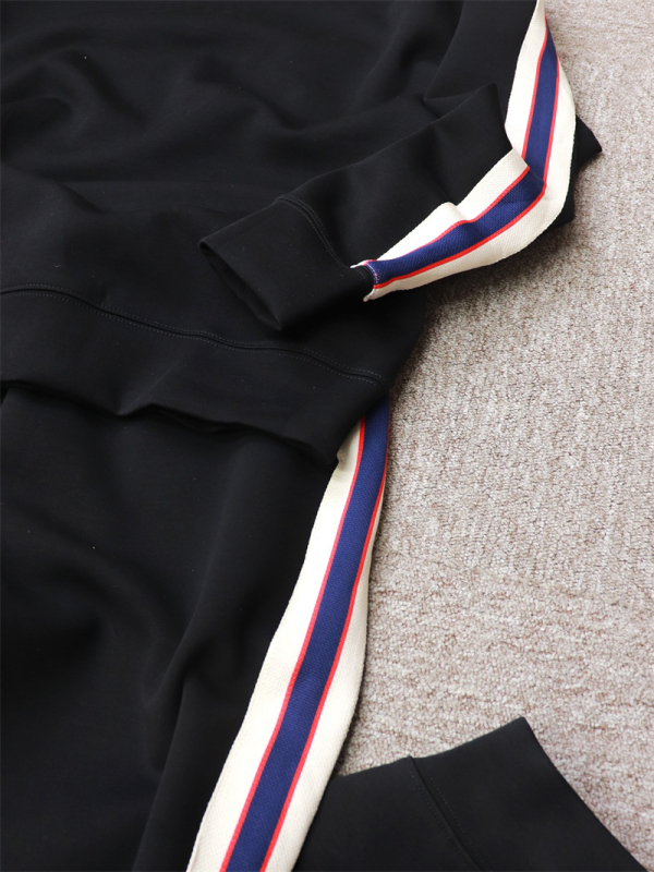 Jaka un bikses komplekts ar flīsa odere, poliestera audums, 55,6% kokvilna, abpusējā svītrainā lente, garās piedurknes