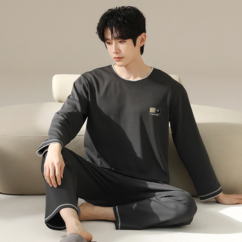 Elastīga kokvilnas pidžāmu komplekts ar apaļu kaklu, garām piedurknēm un biksēm