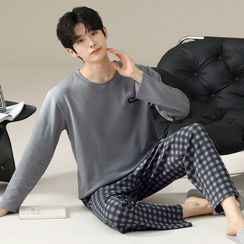 Elastīga kokvilnas pidžāmu komplekts ar apaļu kaklu, garām piedurknēm un biksēm