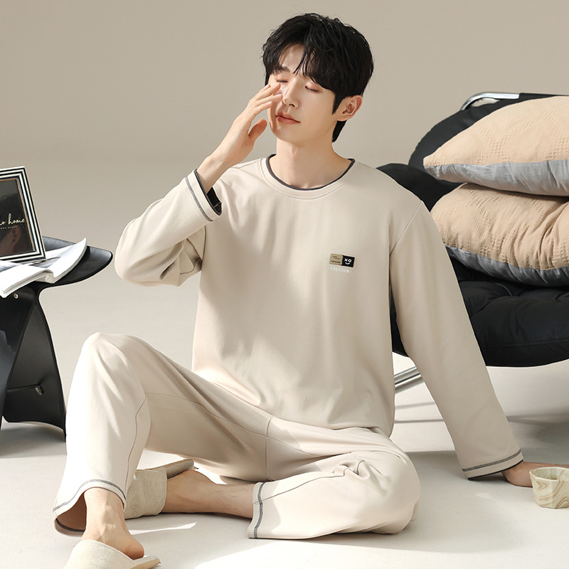 Elastīga kokvilnas pidžāmu komplekts ar apaļu kaklu, garām piedurknēm un biksēm